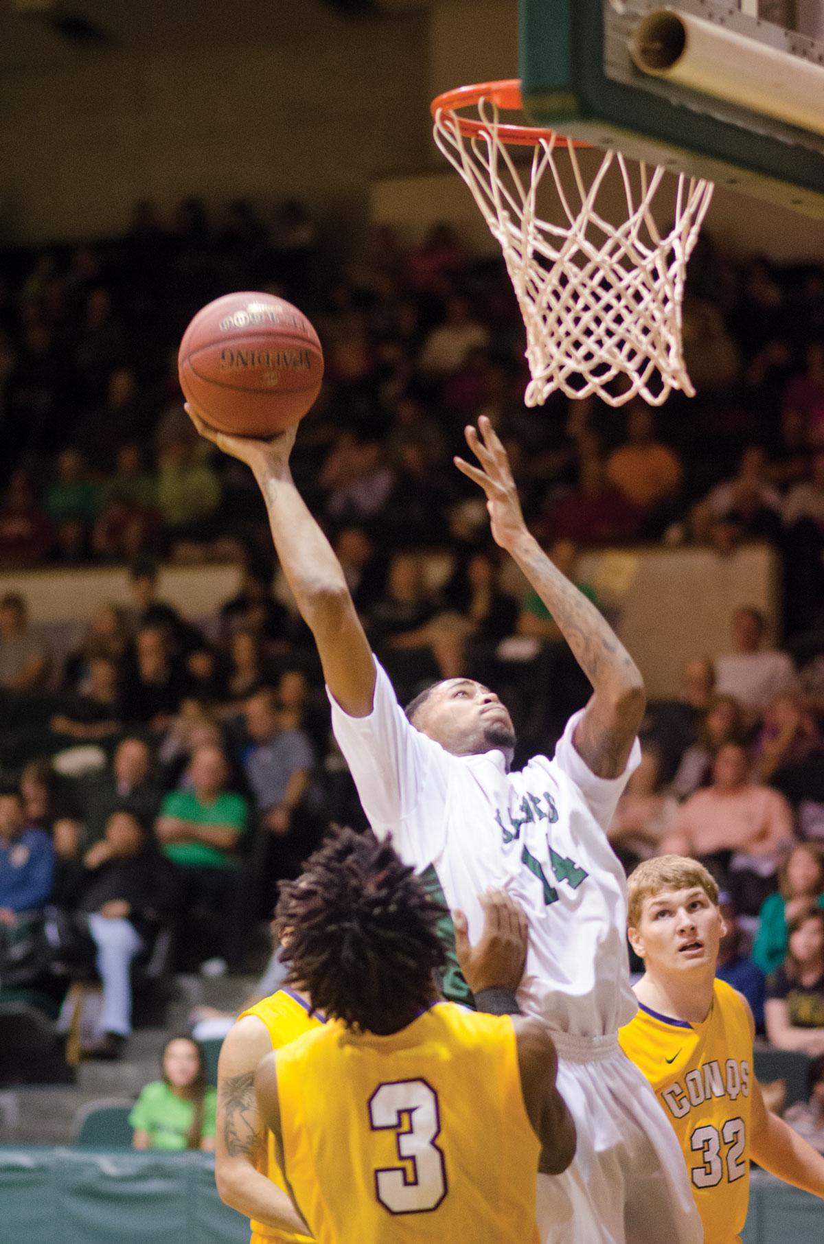 Crusader photo/ Jakub Stepanovic
Quentin Purtue aims for two points in a basket in Seward’s game against the Dodge City Conquistadors.