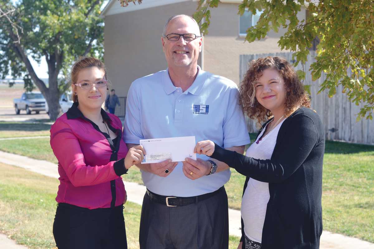 Crusader photo/Jose Medrano

Leaders in the Enactus project, Clara Cardova and Kaitlyn Carlile accept a donation from Al Shank that will be used to purchase clothing and needed items for women who are referred to the E-Closet.