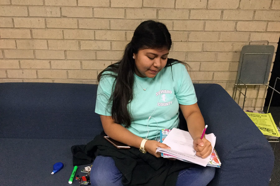 Sophomore Education major, Kemberly Zamora, prepares an outline for an analogy essay.