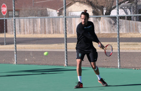 Men’s Tennis smashes Hornets