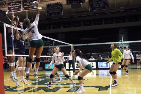 Photo Essay: Volleyball continues winning streak
