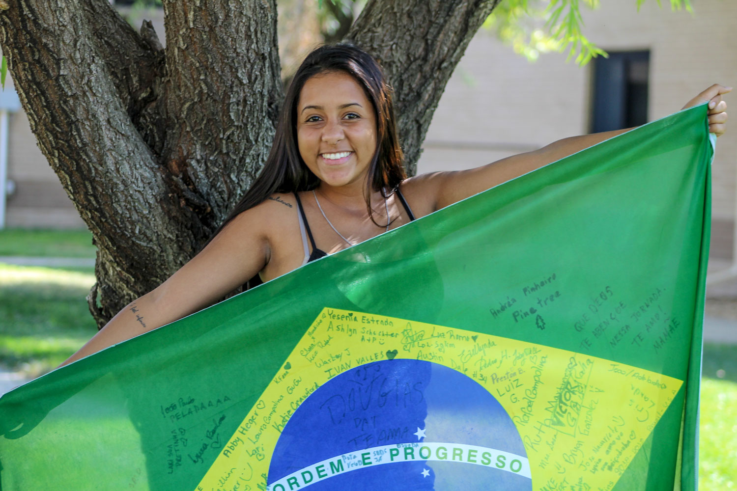 Victoria Martins, majeure en biologie des débutants, brandit fièrement le drapeau de son pays, le Brésil, alors qu'elle pose pour une photo. Les signatures de ses amis américains et de sa ville natale, Sete Lagoas, au Brésil, représentent le drapeau. Lorsqu'on lui a demandé une photo, Martins a déclaré qu'elle n'allait pas s'habiller agréablement tous les jours, alors ce serait bien. Martins a partagé une partie de sa culture et a également rappelé une culture américaine qu'elle a trouvée étrange. 
