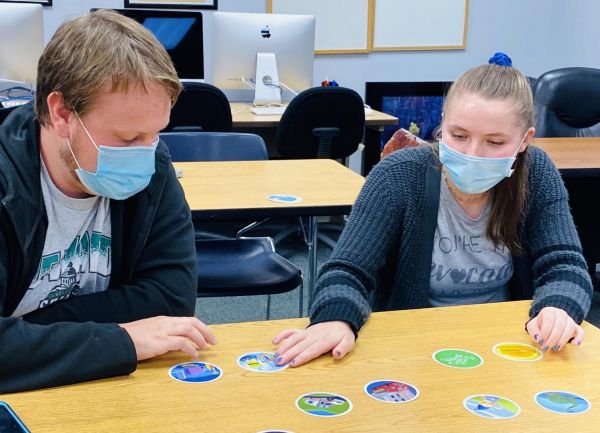 Logan Scruggs and Krisi Anderson, Crusader staff, practice elements of putting a story in order. Their team came up with a memorable story using the inverted pyramid writing. style.